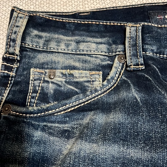 Silver Jeans ZAC Waist 32 Length 30 never worn for sale.  A relaxed fit jeans. - Picture 5 of 10